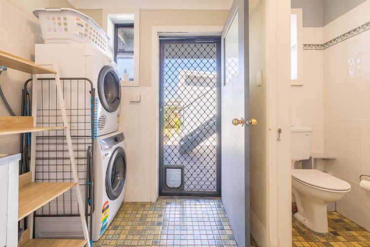 Robinson Retreat with Beach Bungalow, 3 Robinson St – air con, 2 kitchens, 6 bedrooms, 4 bathrooms