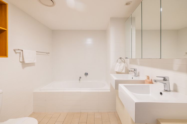 Cote D’Azur, 42/61 Donald St – complex pool, lift, linen, bed making and stunning water views