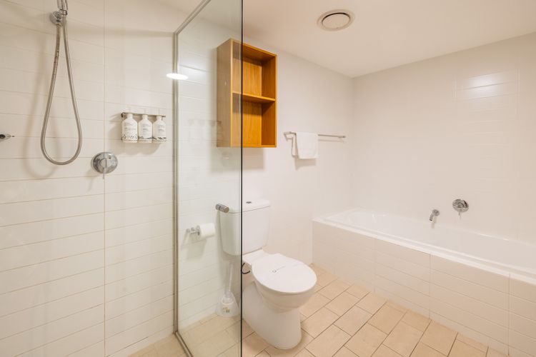 Cote D’Azur, 42/61 Donald St – complex pool, lift, linen, bed making and stunning water views