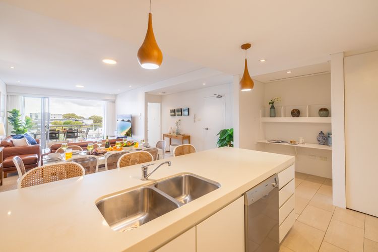 Cote D’Azur, 42/61 Donald St – complex pool, lift, linen, bed making and stunning water views