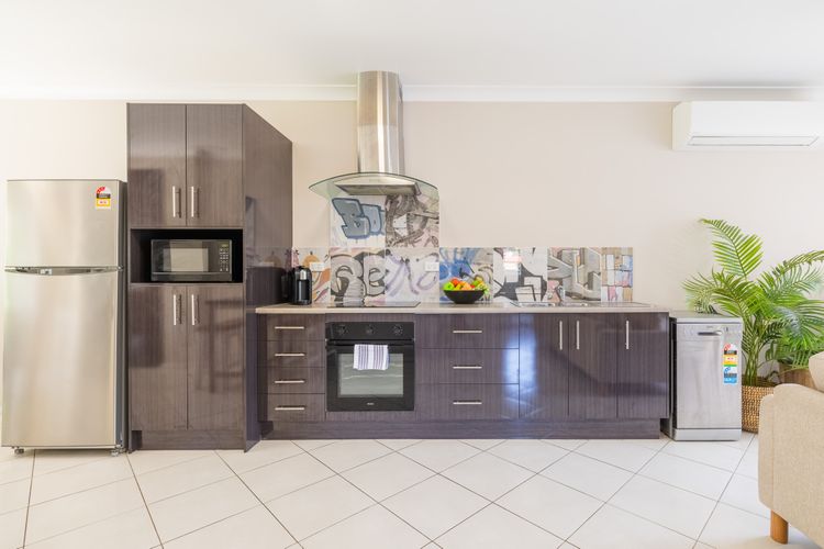 Magnolias, 6 Marine Dr – air con, linen and Wi-Fi