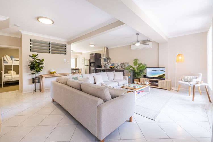 Magnolias, 6 Marine Dr – air con, linen and Wi-Fi