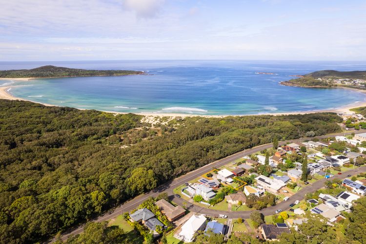 Magnolias, 6 Marine Dr – air con, linen and Wi-Fi