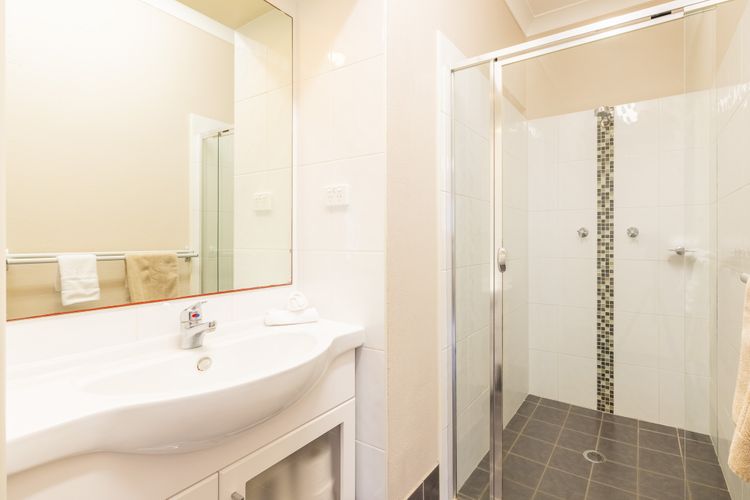 Magnolias, 6 Marine Dr – air con, linen and Wi-Fi