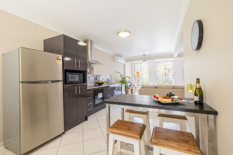 Magnolias, 6 Marine Dr – air con, linen and Wi-Fi