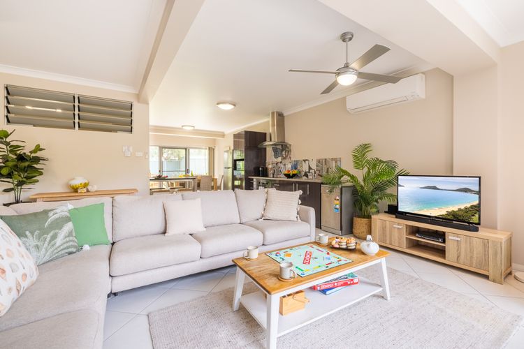 Magnolias, 6 Marine Dr – air con, linen and Wi-Fi
