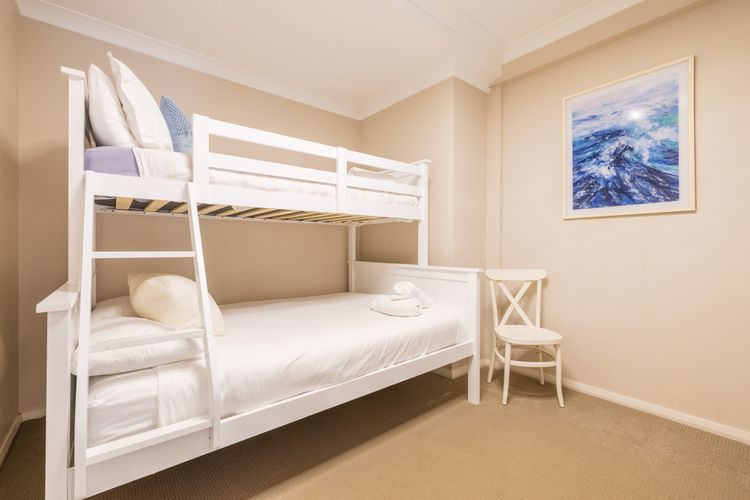 Magnolias, 6 Marine Dr – air con, linen and Wi-Fi