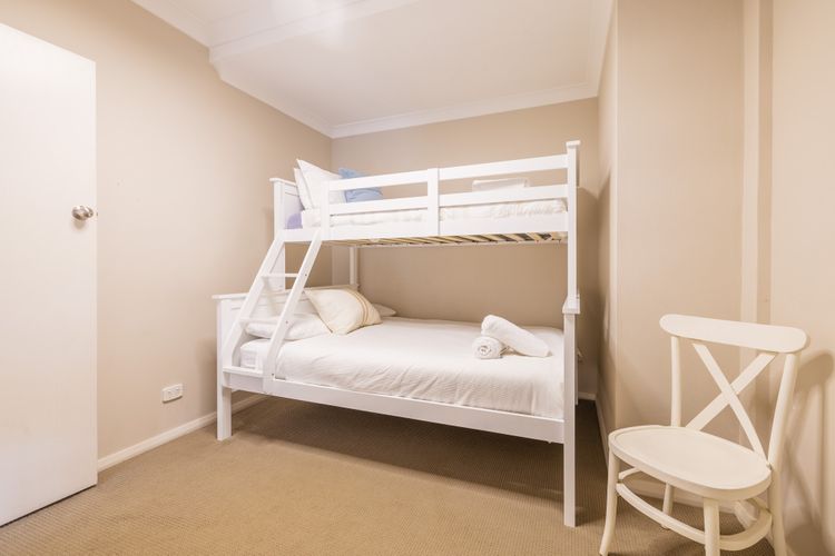 Magnolias, 6 Marine Dr – air con, linen and Wi-Fi