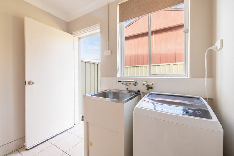 Magnolias, 6 Marine Dr – air con, linen and Wi-Fi
