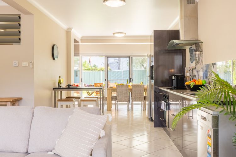 Magnolias, 6 Marine Dr – air con, linen and Wi-Fi