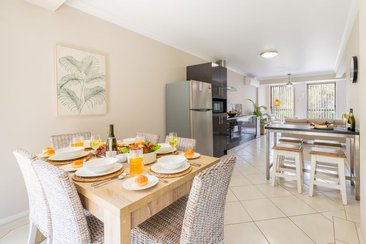 Magnolias, 6 Marine Dr – air con, linen and Wi-Fi