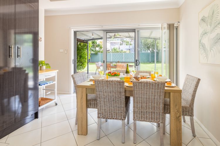 Magnolias, 6 Marine Dr – air con, linen and Wi-Fi