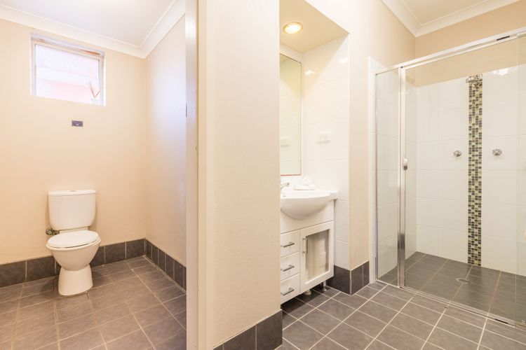 Magnolias, 6 Marine Dr – air con, linen and Wi-Fi
