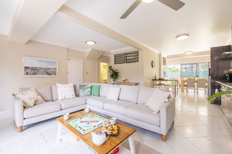 Magnolias, 6 Marine Dr – air con, linen and Wi-Fi