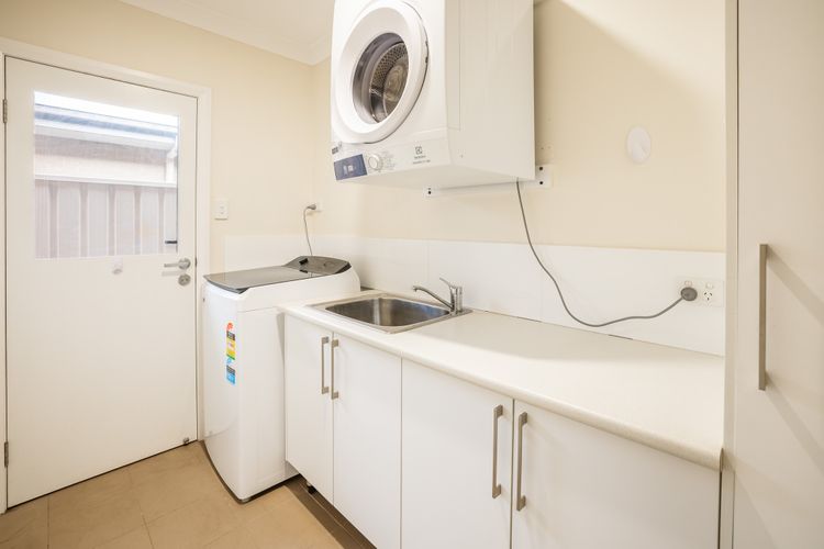 27a Dowling St – ducted air con, ground floor, close to the waterfront