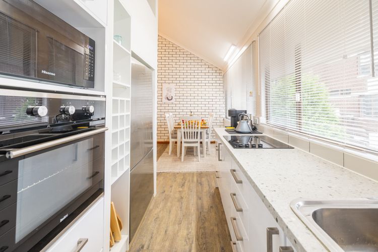 Capriosca, 3/2 Donald St – water views, linen and 5 minutes walk into town