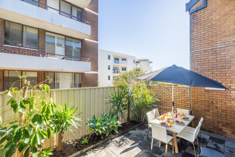 Capriosca, 3/2 Donald St – water views, linen and 5 minutes walk into town