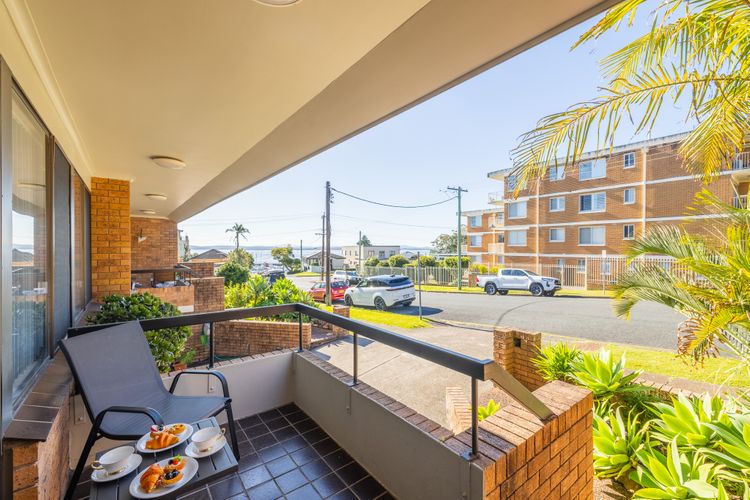 Capriosca, 3/2 Donald St – water views, linen and 5 minutes walk into town