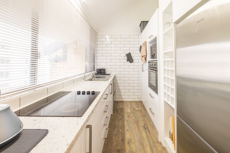 Capriosca, 3/2 Donald St – water views, linen and 5 minutes walk into town