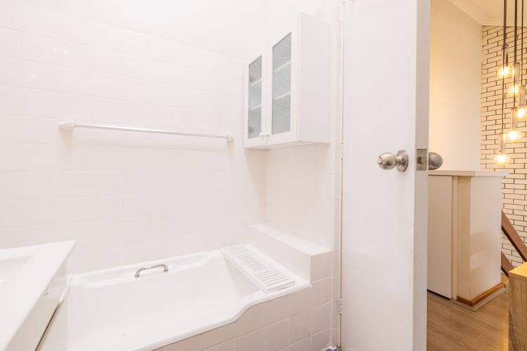 Capriosca, 3/2 Donald St – water views, linen and 5 minutes walk into town