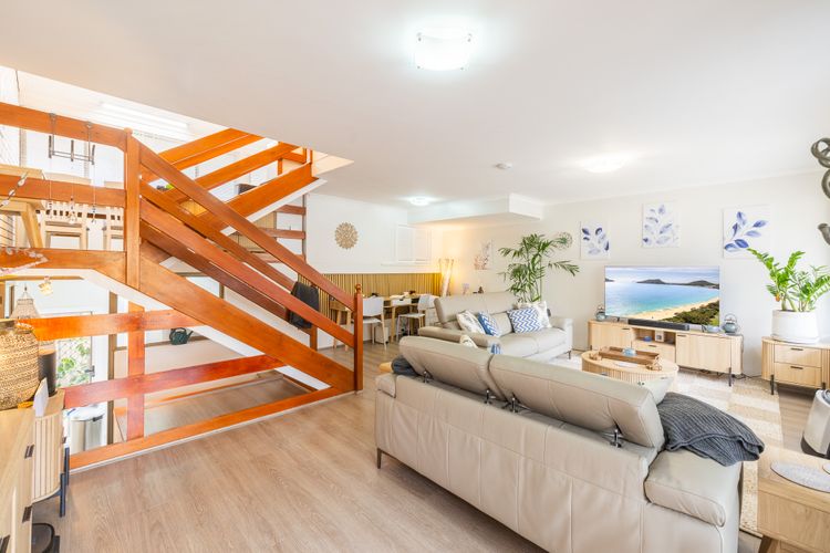 Capriosca, 3/2 Donald St – water views, linen and 5 minutes walk into town