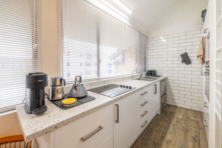 Capriosca, 3/2 Donald St – water views, linen and 5 minutes walk into town
