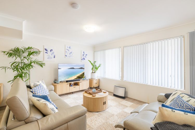 Capriosca, 3/2 Donald St – water views, linen and 5 minutes walk into town
