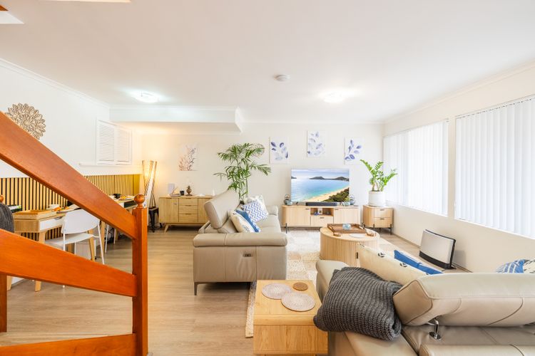 Capriosca, 3/2 Donald St – water views, linen and 5 minutes walk into town