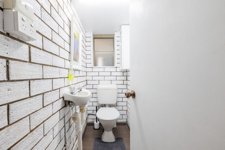Capriosca, 3/2 Donald St – water views, linen and 5 minutes walk into town