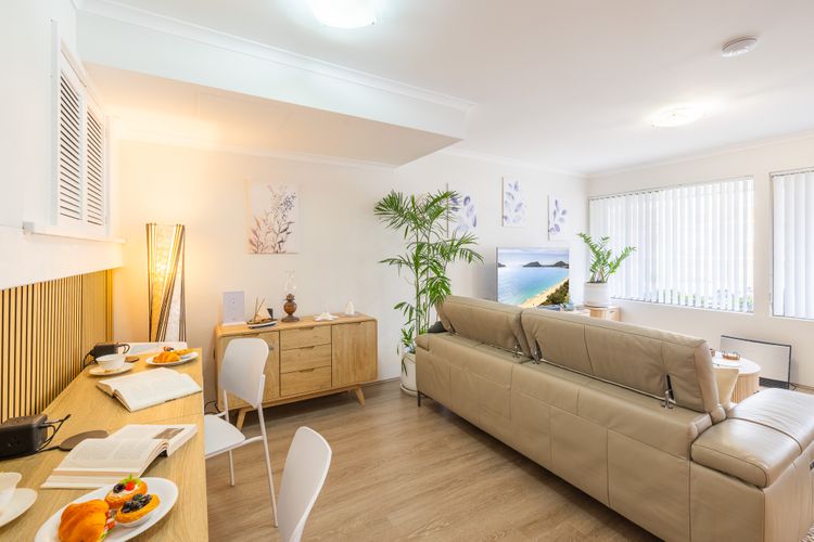 Capriosca, 3/2 Donald St – water views, linen and 5 minutes walk into town