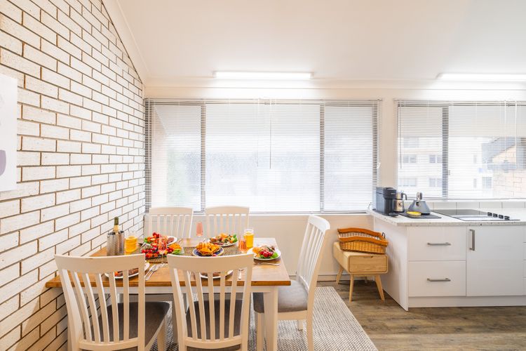 Capriosca, 3/2 Donald St – water views, linen and 5 minutes walk into town