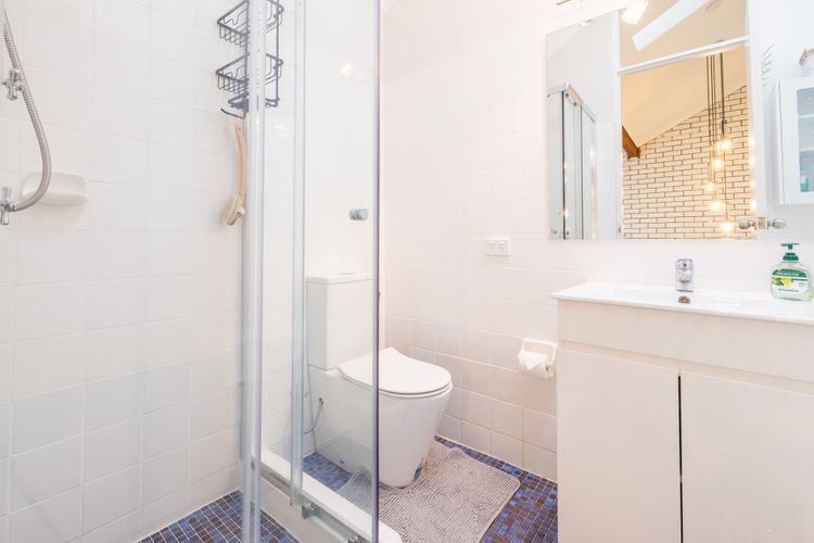 Capriosca, 3/2 Donald St – water views, linen and 5 minutes walk into town