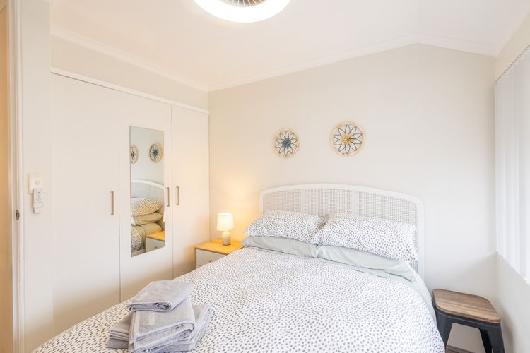 Capriosca, 3/2 Donald St – water views, linen and 5 minutes walk into town