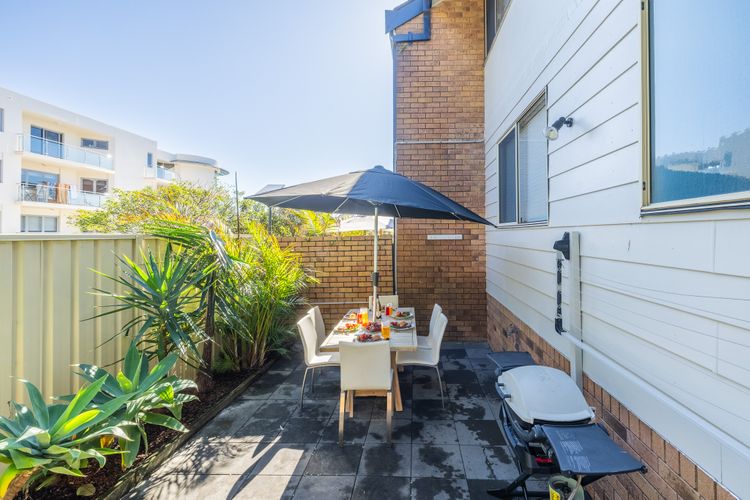 Capriosca, 3/2 Donald St – water views, linen and 5 minutes walk into town