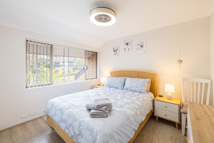 Capriosca, 3/2 Donald St – water views, linen and 5 minutes walk into town
