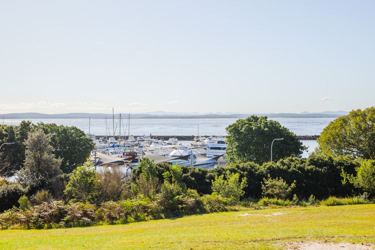 Capriosca, 3/2 Donald St – water views, linen and 5 minutes walk into town