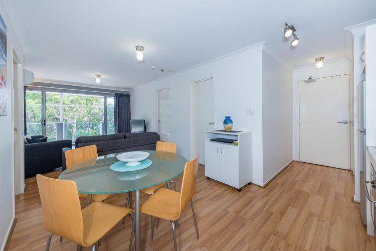 Shoal Bay Beach Apartments, 18/2 Shoal Bay Road – fantastic air conditioned unit with a pool & lift