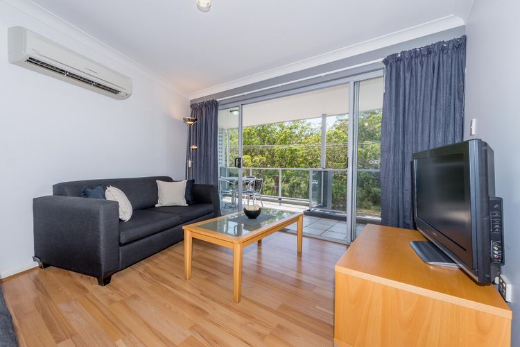 Shoal Bay Beach Apartments, 18/2 Shoal Bay Road – fantastic air conditioned unit with a pool & lift