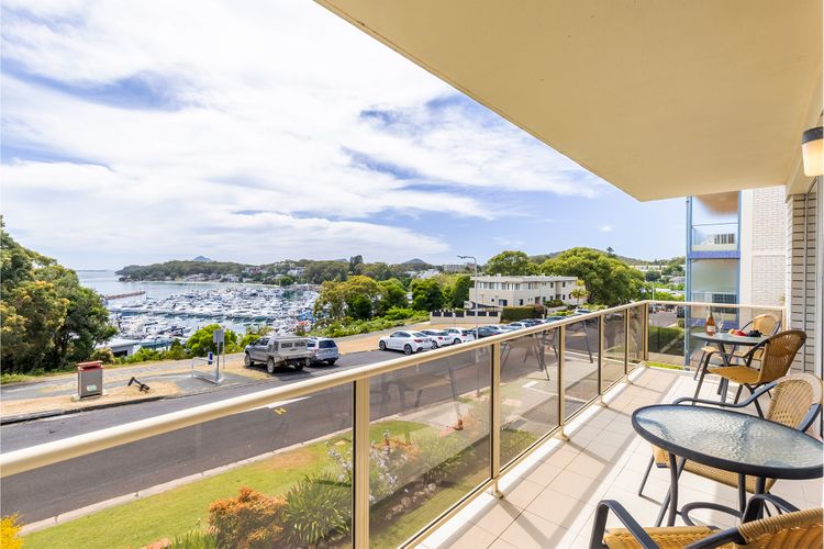 Laman Lodge, 1/15 Laman Street – stunning air conditioned unit with water views and WIFI
