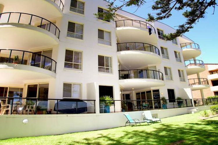 Magnus Pines, 2/52-56 Magnus Street – stunning unit with aircon & water views