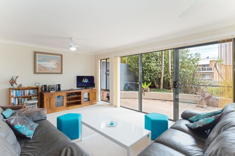 Peninsula Waters, 2/2-4 Soldiers Point Road – three bedroom unit with spacious private courtyard & WIFI
