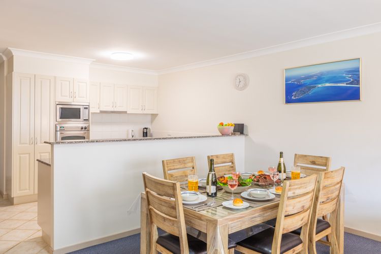 Seashells, 2/21-23 Magnus Street -Unit with Air con, complex lift and pool, close to town