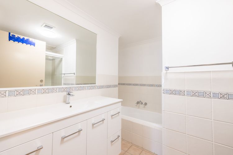 Seashells, 2/21-23 Magnus Street -Unit with Air con, complex lift and pool, close to town