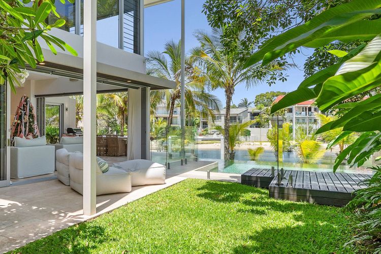 The Noosa Home – pool, jetty, water frontage