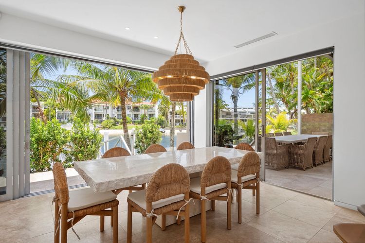 The Noosa Home – pool, jetty, water frontage
