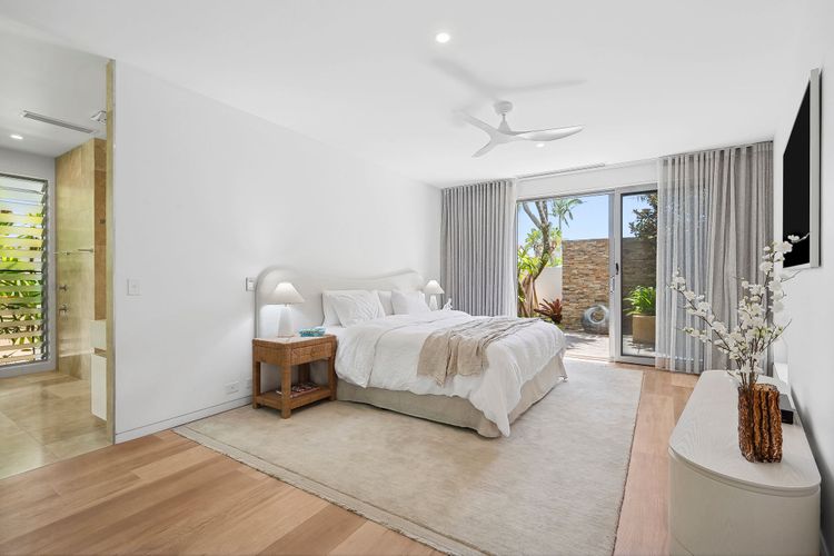 The Noosa Home – pool, jetty, water frontage