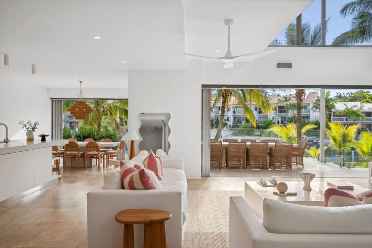 The Noosa Home – pool, jetty, water frontage