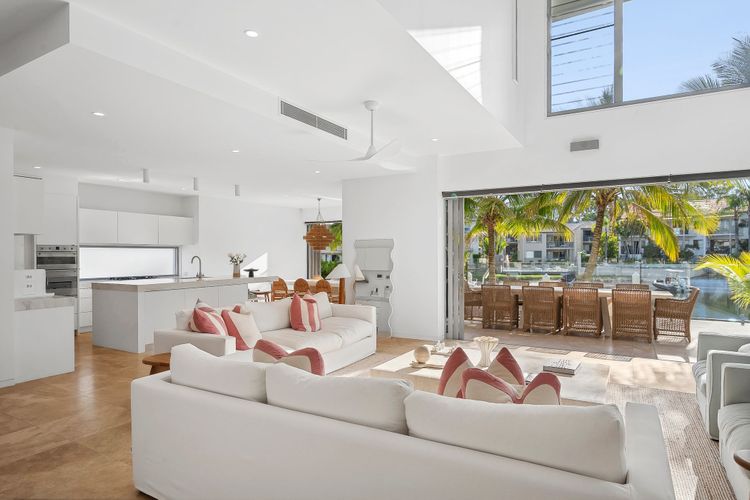 The Noosa Home – pool, jetty, water frontage