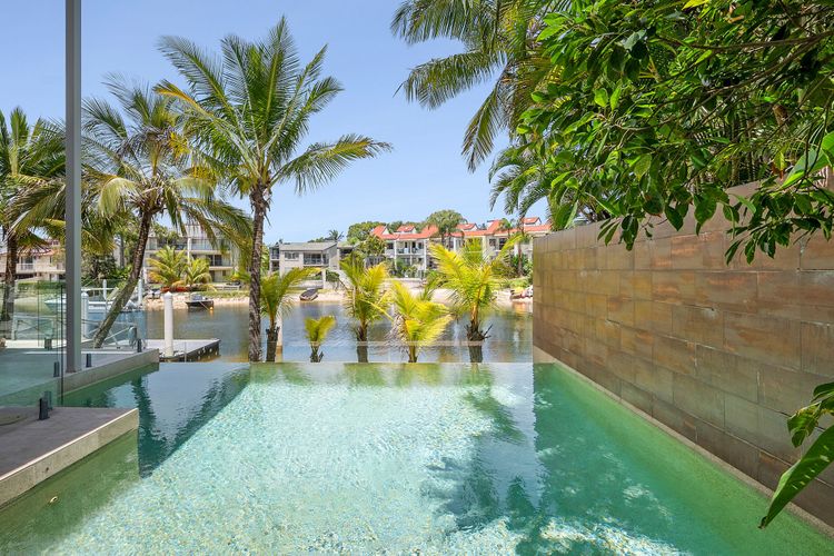 The Noosa Home – pool, jetty, water frontage