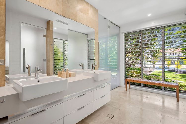 The Noosa Home – pool, jetty, water frontage